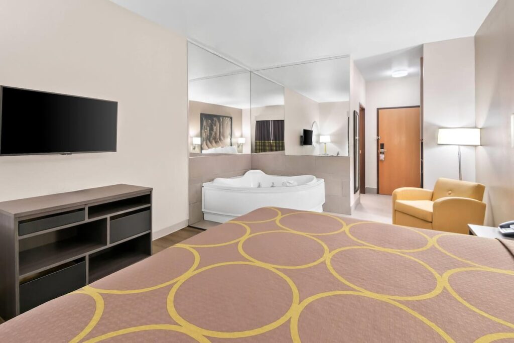 Super 8 by Wyndham Fort Worth Stockyards - Image 4