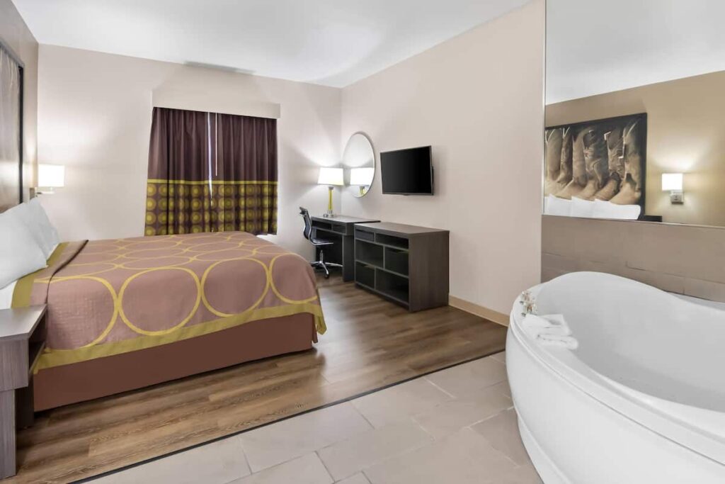 Super 8 by Wyndham Fort Worth Stockyards - Image 3