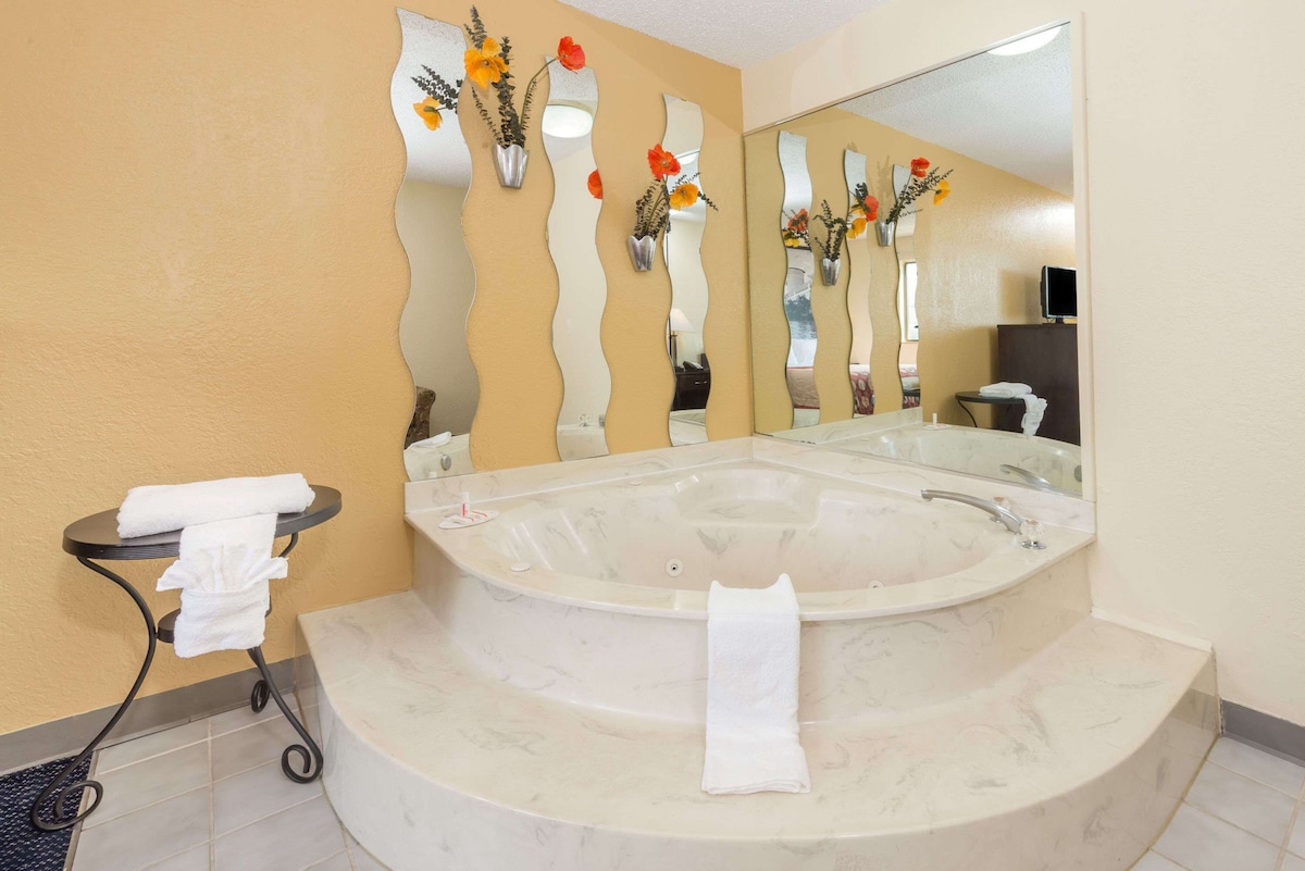Super 8 by Wyndham Franklin Middletown Area tub