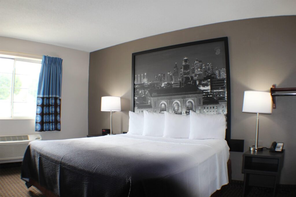 Super 8 by Wyndham Gardner - Image 1