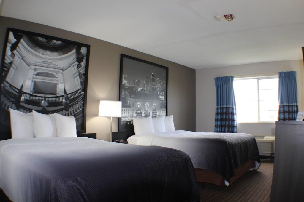 Super 8 by Wyndham Gardner - Image 3