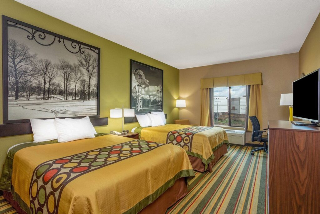 Super 8 by Wyndham Goshen - Image 3