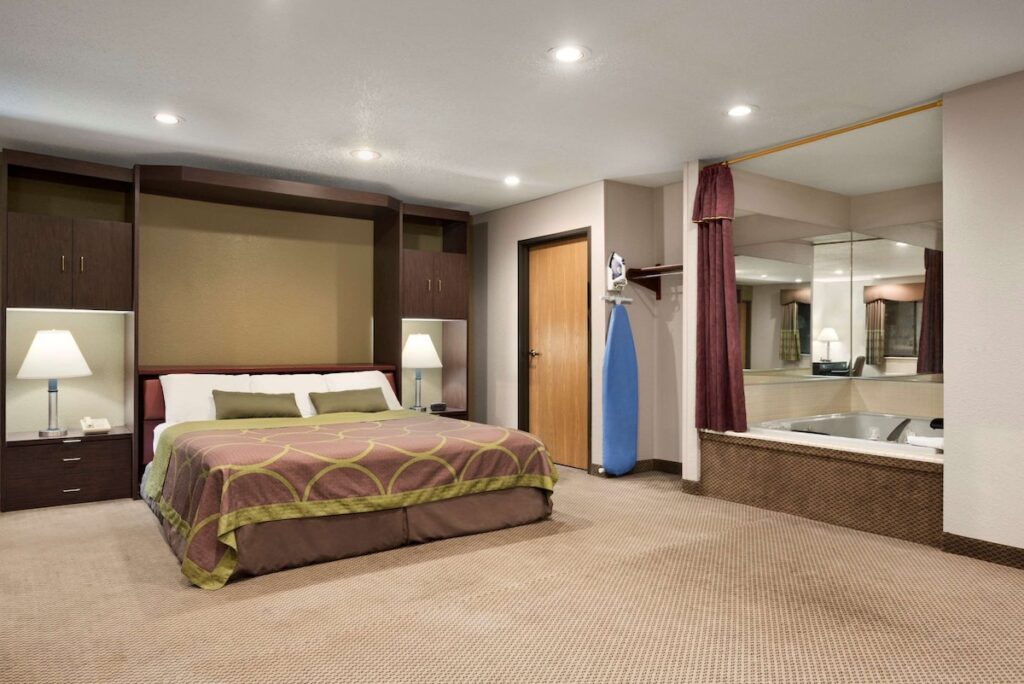 Super 8 by Wyndham Green Bay I-43 Bus. Park - Image 1