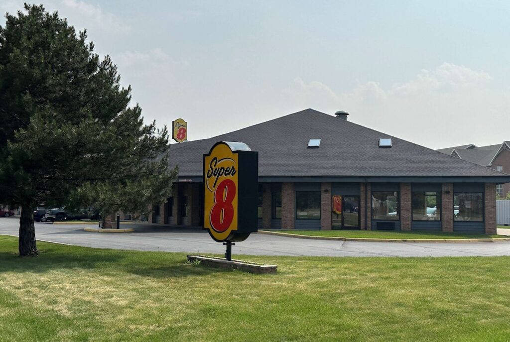 Super 8 by Wyndham Green Bay I-43 Bus. Park - Image 3