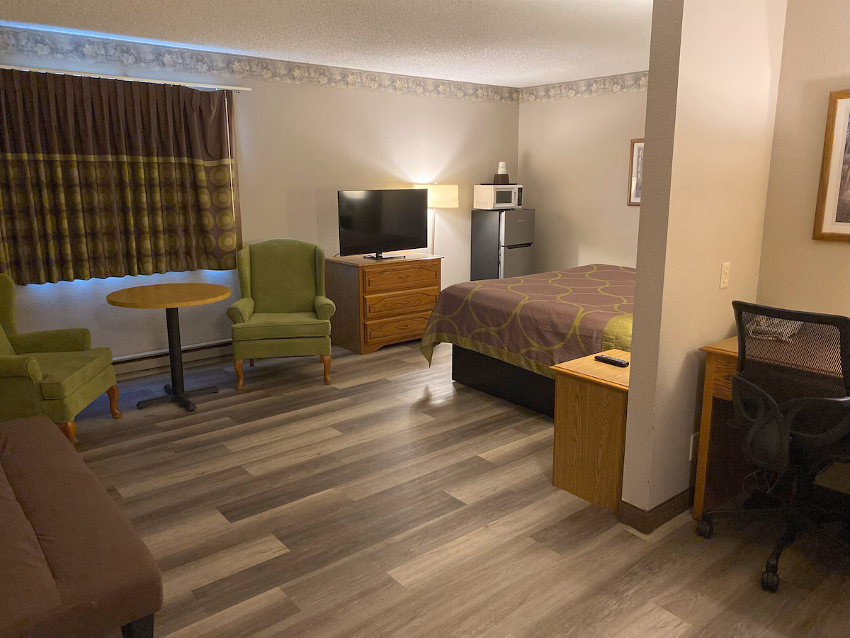 Super 8 by Wyndham Green Bay Near Stadium - Image 4