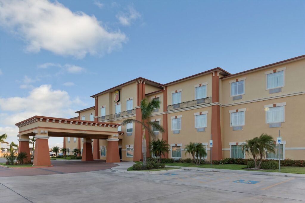 Super 8 by Wyndham Hidalgo/McAllen Area - Image 2