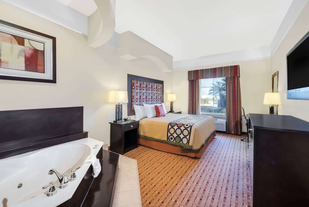 Super 8 by Wyndham Hidalgo/McAllen Area - Image 3