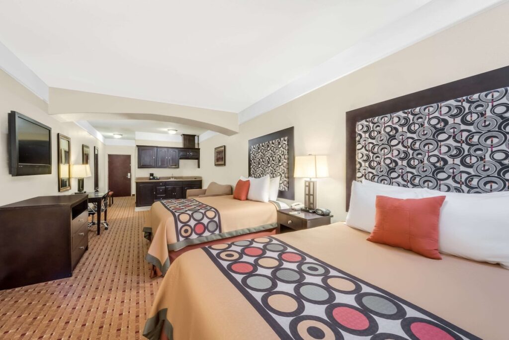 Super 8 by Wyndham Hidalgo/McAllen Area - Image 4