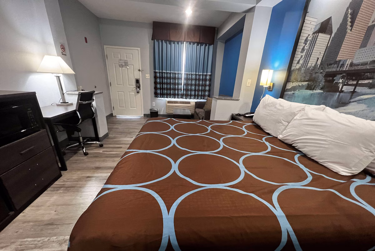 Super 8 by Wyndham Houston North I-45 - Image 1