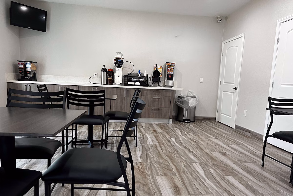 Super 8 by Wyndham Houston North I-45 - Image 3