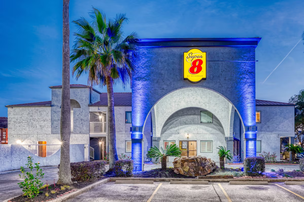 Super 8 by Wyndham Houston/NASA - Image 2