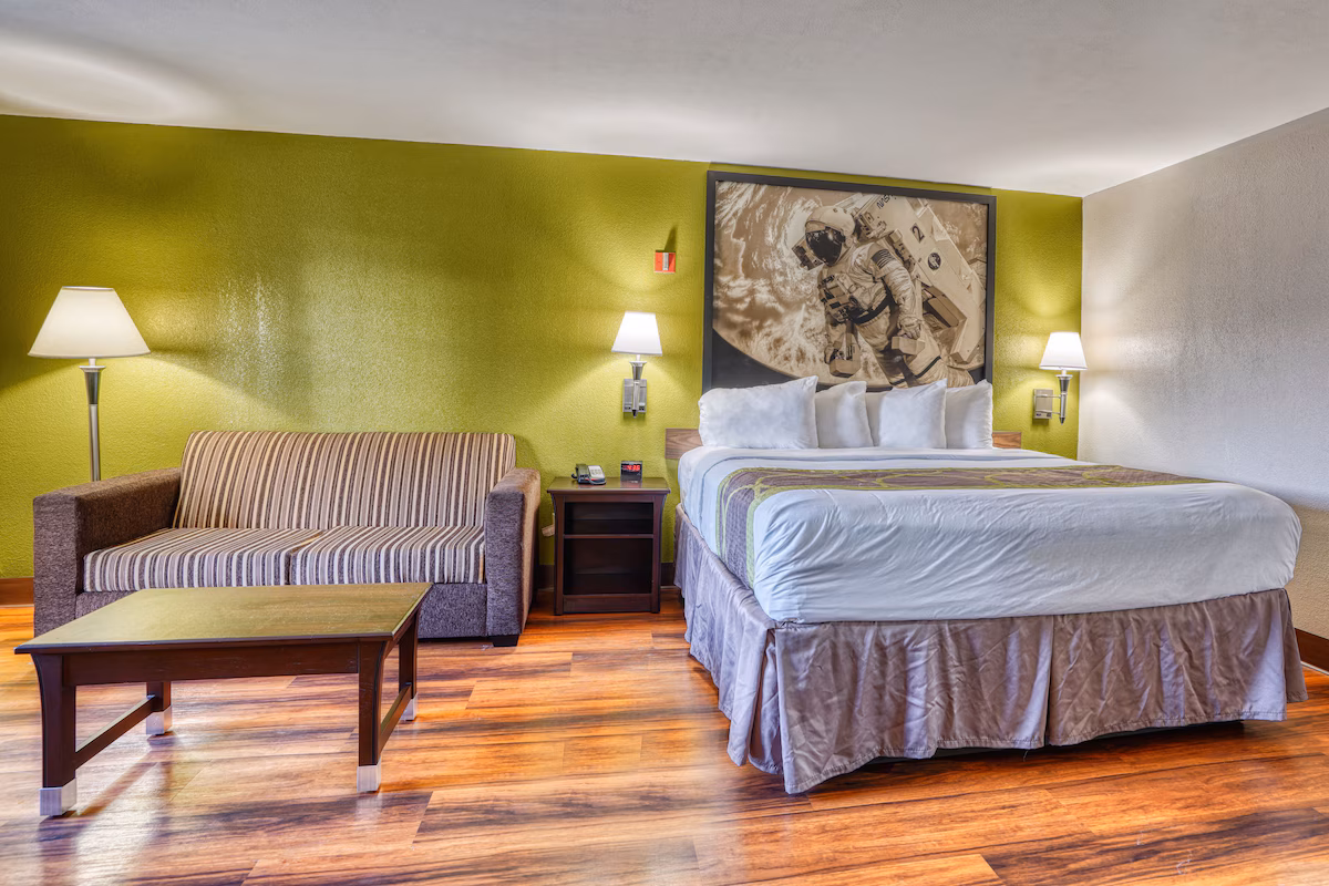 Super 8 by Wyndham Houston/NASA - Image 1