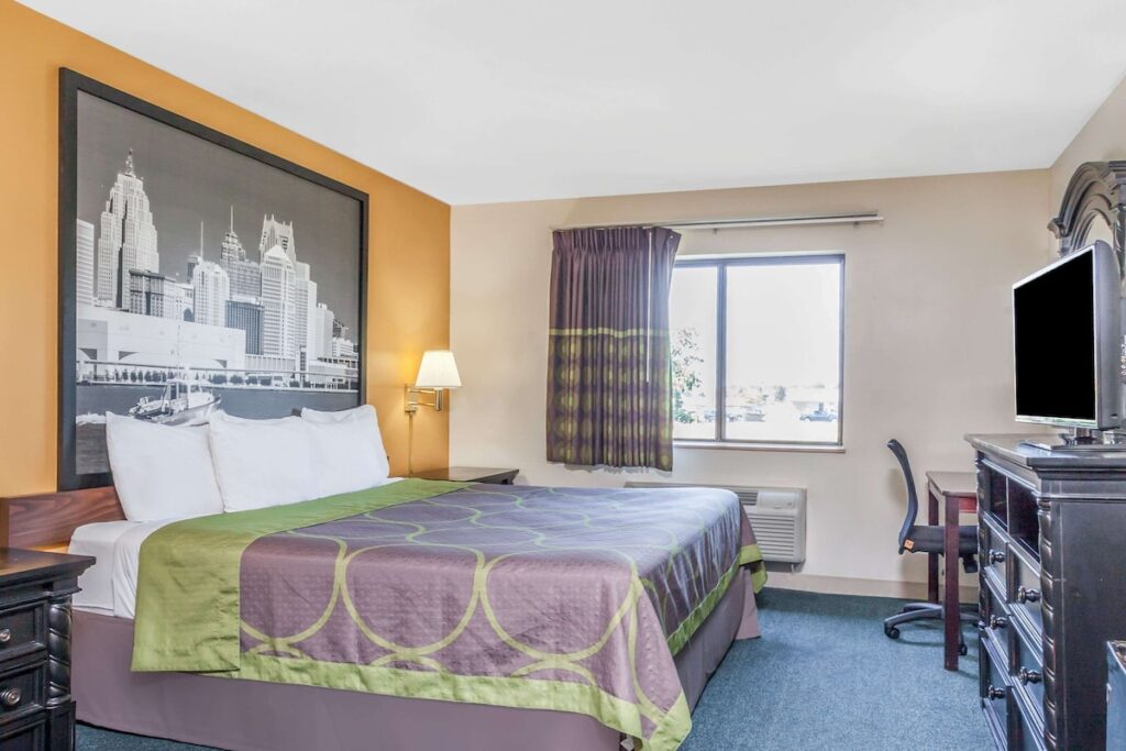 Super 8 by Wyndham Imlay City - Image 3