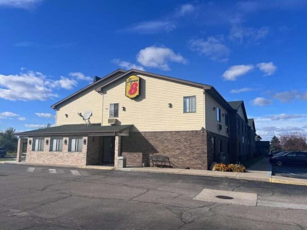 Super 8 by Wyndham Imlay City - Image 4