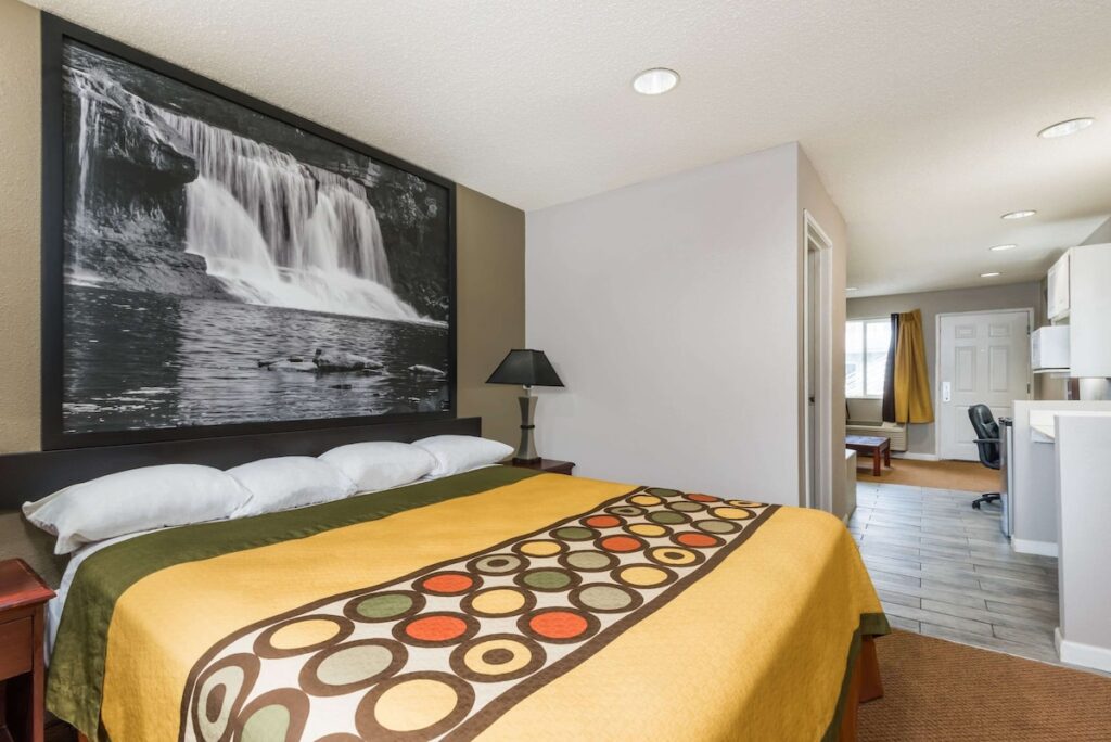 Super 8 by Wyndham Indianapolis/NE/Castleton Area - Image 3