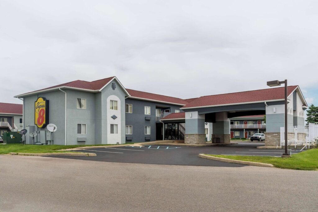 Super 8 by Wyndham Indianapolis/NE/Castleton Area - Image 4