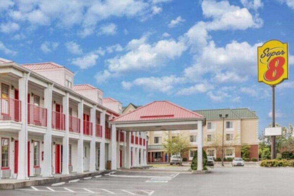 Super 8 by Wyndham Jackson Ridgeland - Image 4