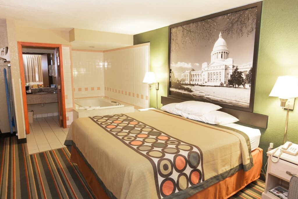 Super 8 by Wyndham Jacksonville AR - Image 3