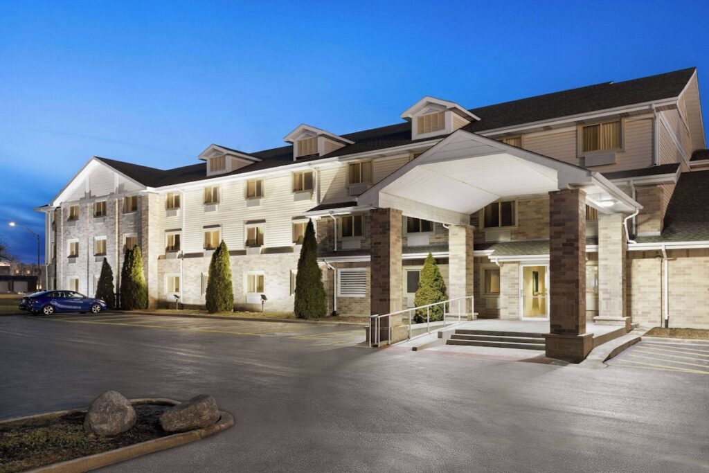 Super 8 by Wyndham Joliet I-55 N/Chicago - Image 2