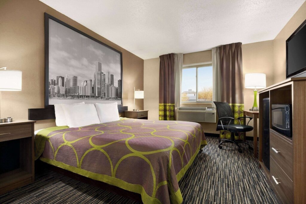 Super 8 by Wyndham Joliet I-55 N/Chicago - Image 4