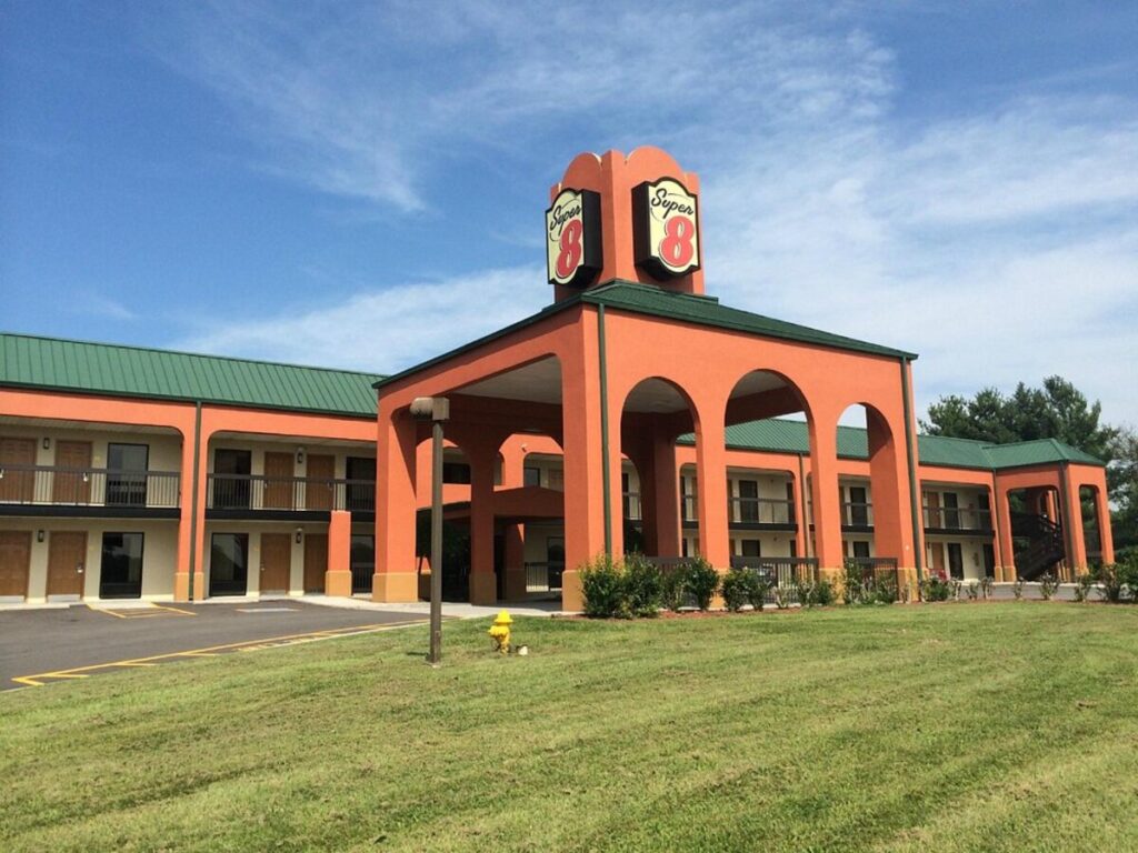 Super 8 by Wyndham Knoxville East - Image 3