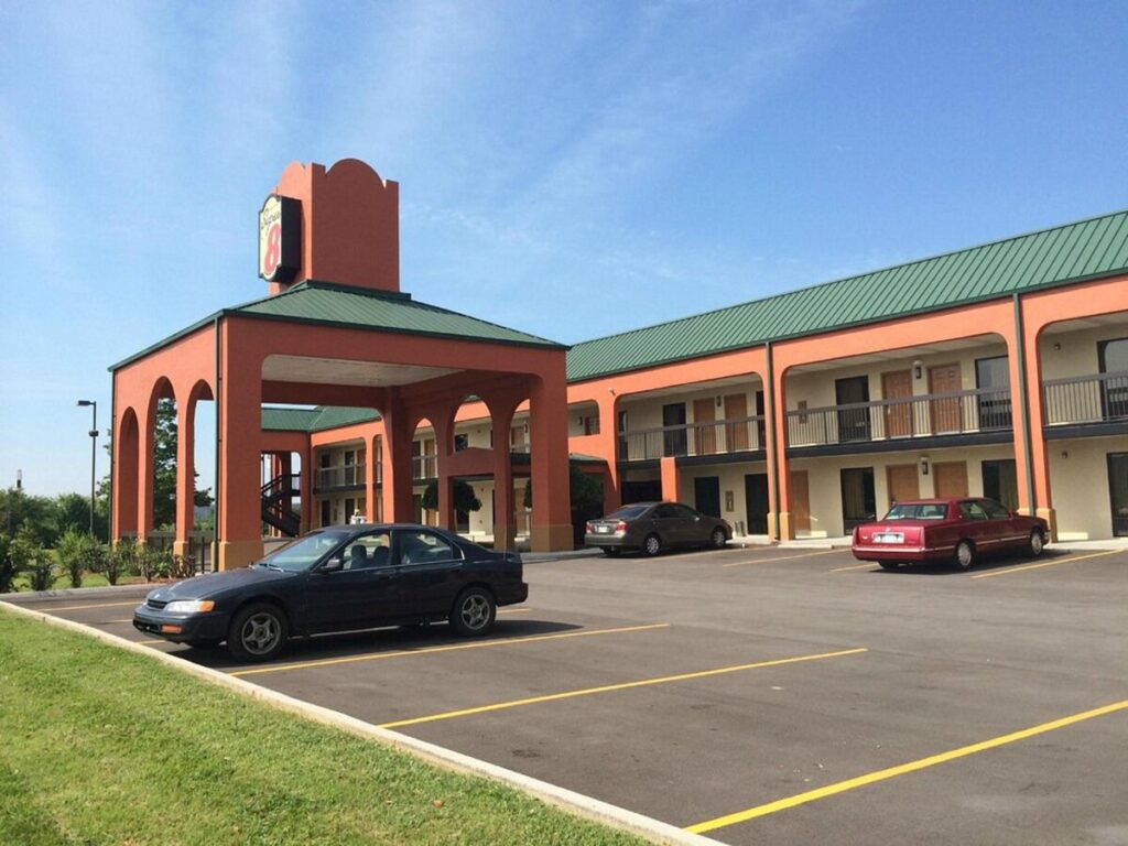 Super 8 by Wyndham Knoxville East - Image 4