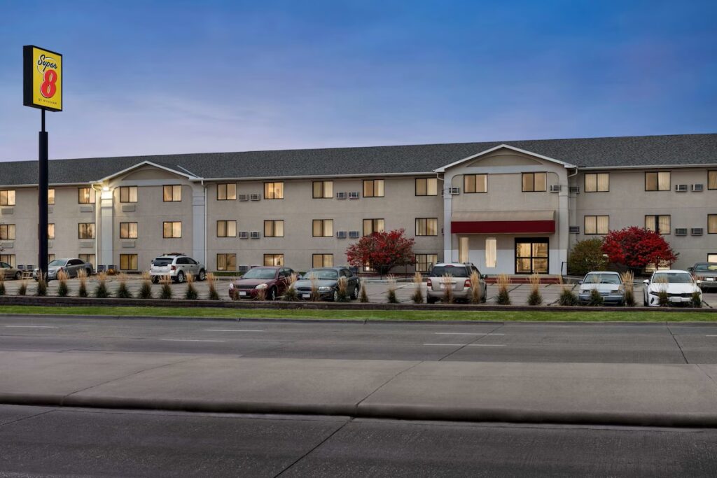 Super 8 by Wyndham Lincoln North - Image 2