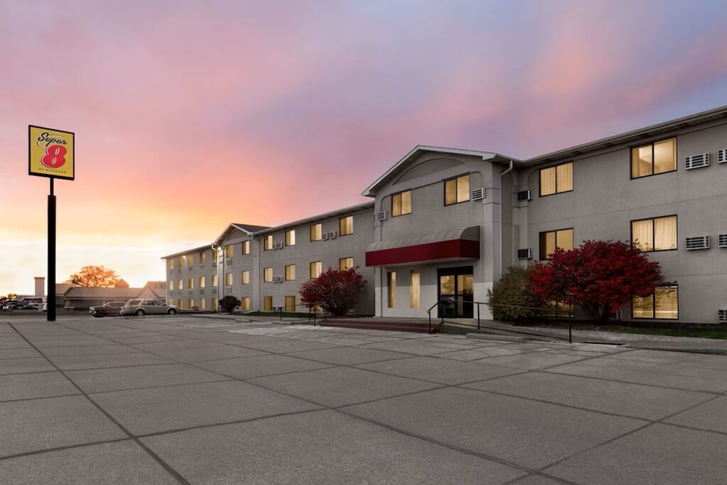 Super 8 by Wyndham Lincoln North - Image 4