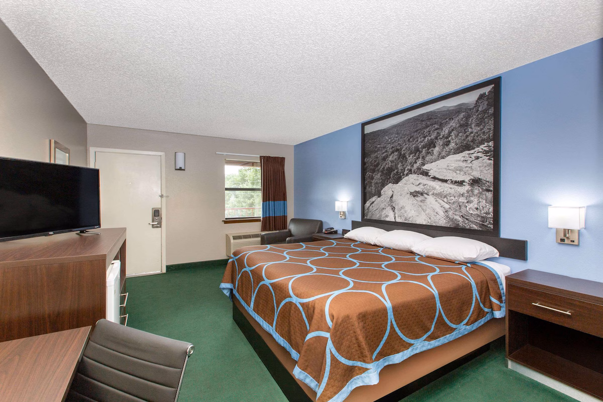 Super 8 by Wyndham Malvern - Image 1