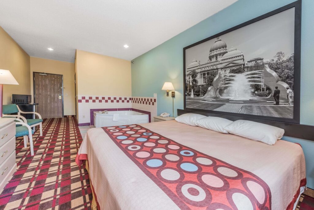 Super 8 by Wyndham Martinsville - Image 3