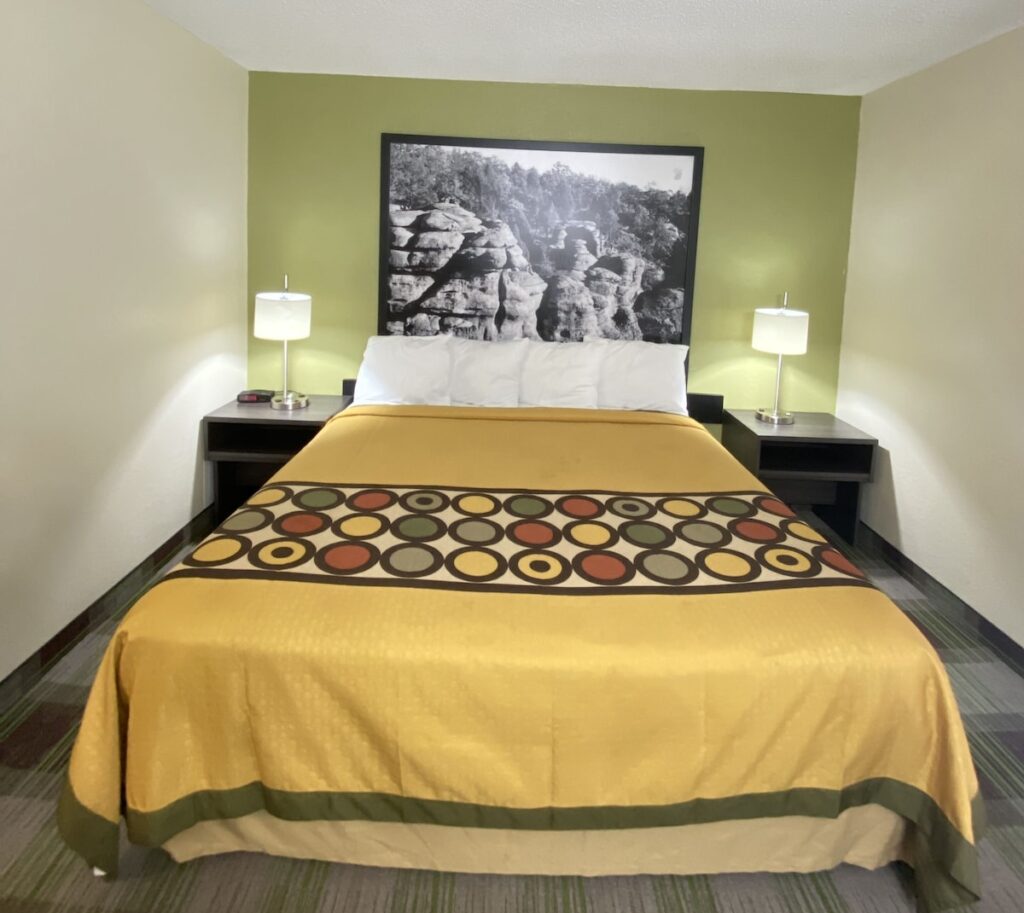 Super 8 by Wyndham Metropolis - Image 1