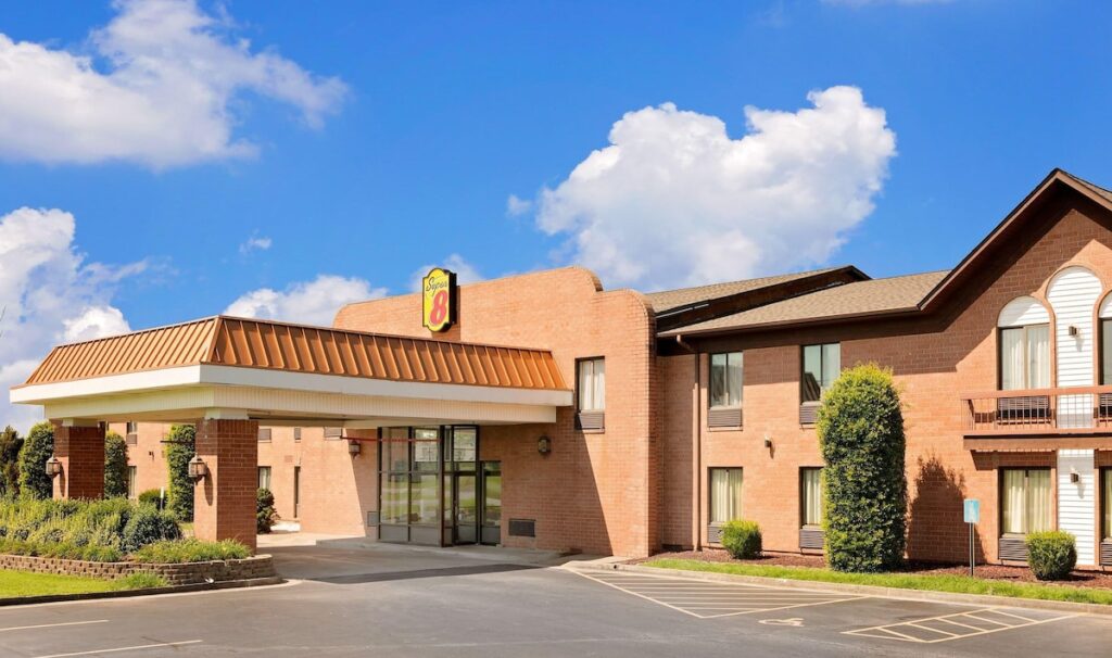 Super 8 by Wyndham Metropolis - Image 4