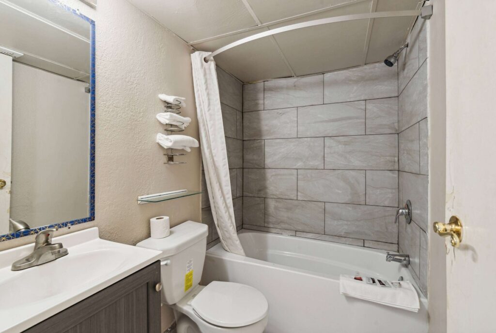 Super 8 by Wyndham Millbury/Toledo - Image 1