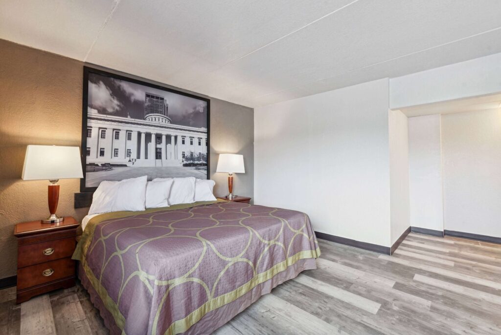 Super 8 by Wyndham Millbury/Toledo - Image 3