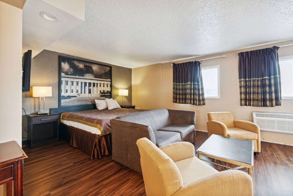 Super 8 by Wyndham Millbury/Toledo - Image 2