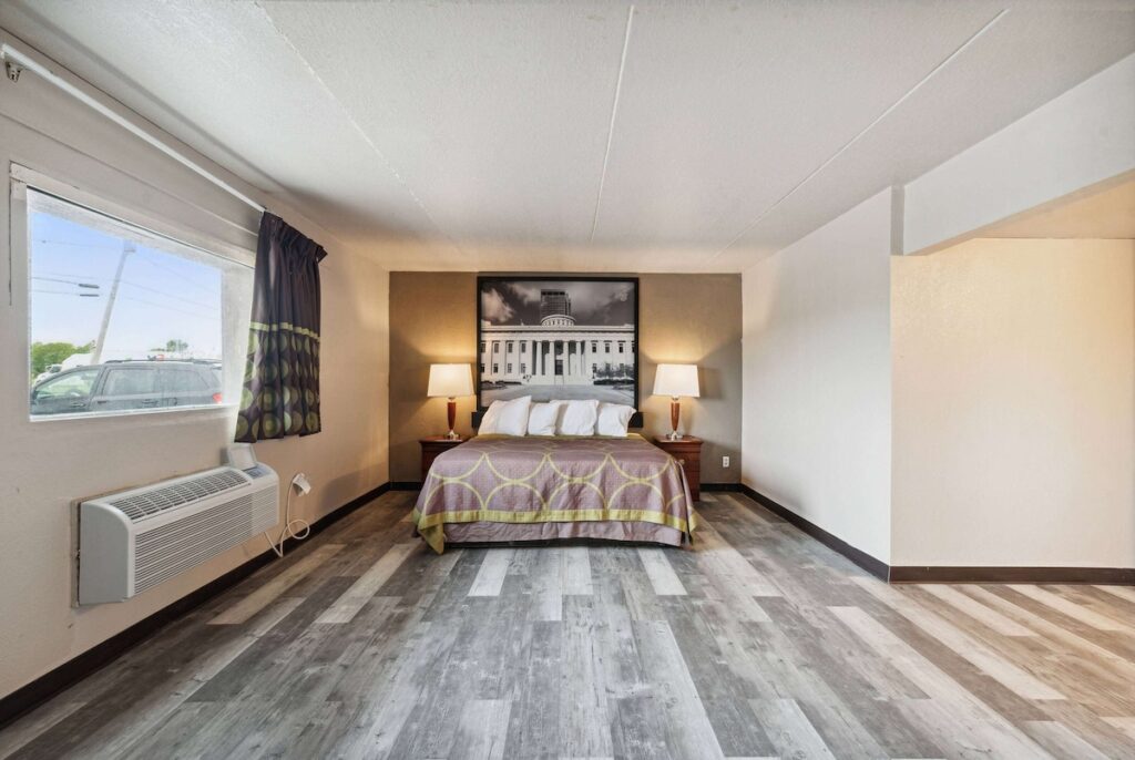Super 8 by Wyndham Millbury/Toledo - Image 3