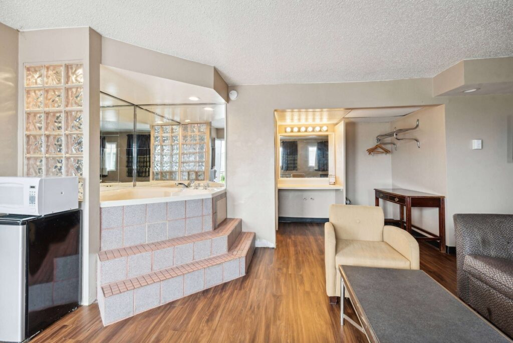 Super 8 by Wyndham Millbury/Toledo - Image 1