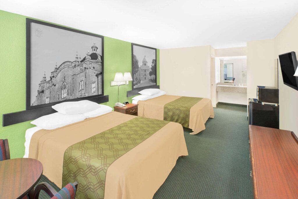 Super 8 by Wyndham Mobile - Image 4