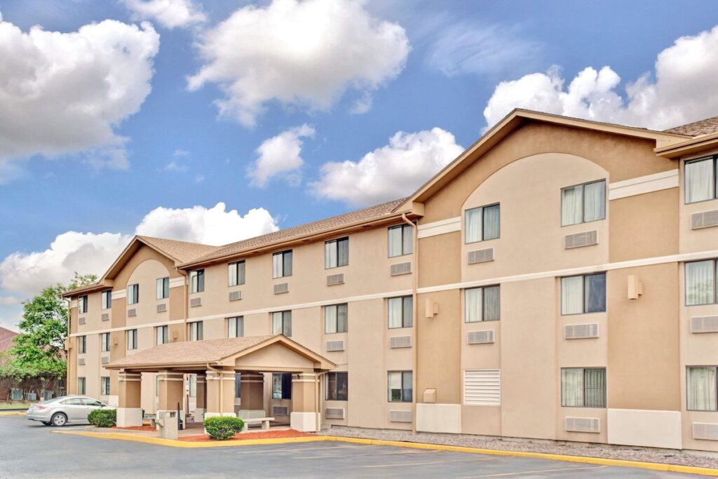 Super 8 by Wyndham Mokena/Frankfort /I-80 - Image 2