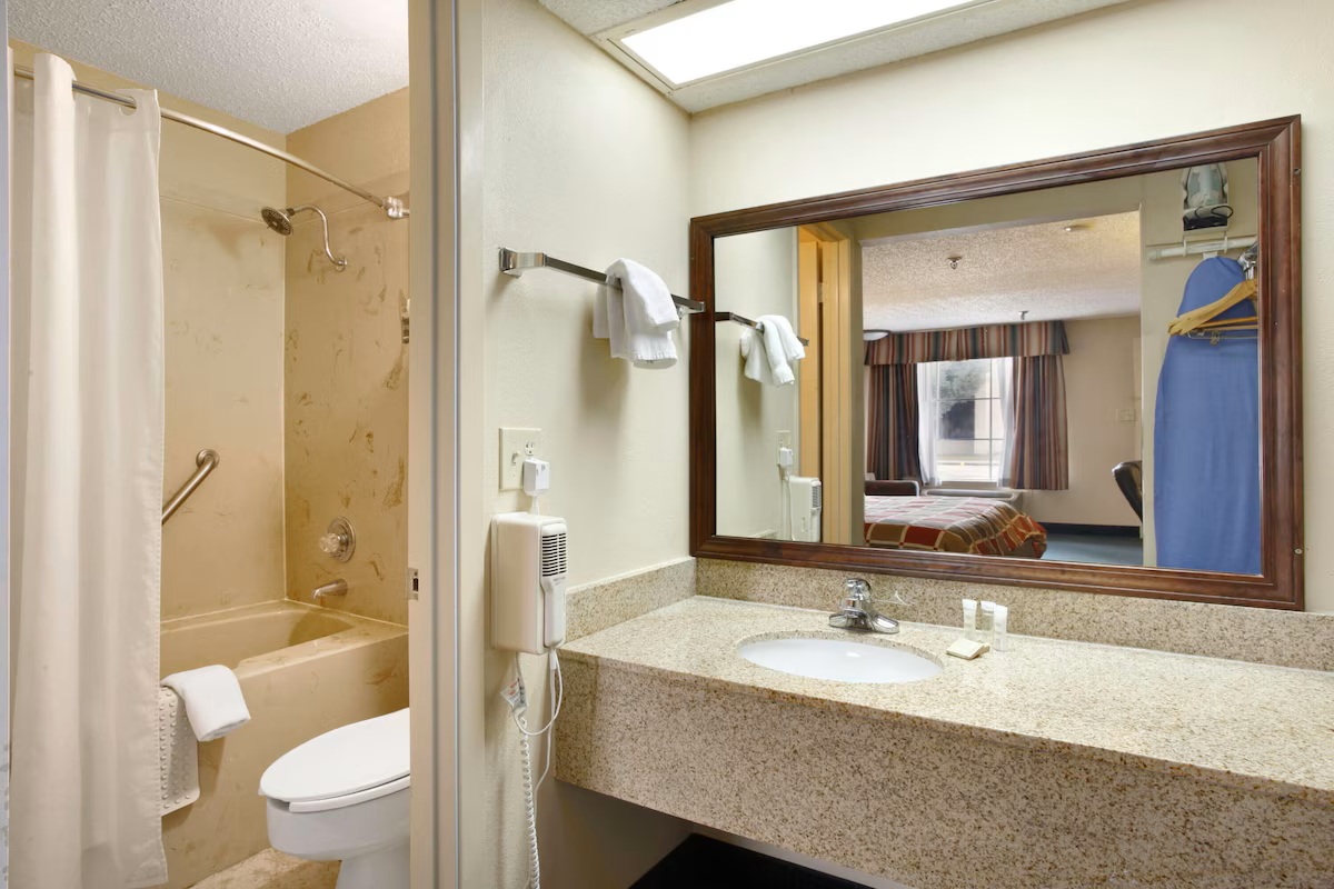 Super 8 by Wyndham New Iberia deep soaking tub