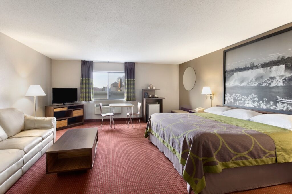 Super 8 by Wyndham Niagara Falls NY - Image 3