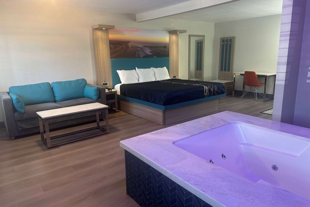 Super 8 by Wyndham Oceanside Downtown - Image 2