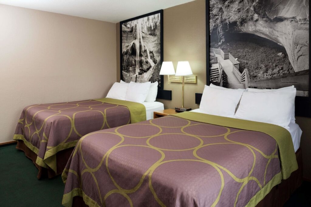 Super 8 by Wyndham Omaha NE - Image 2