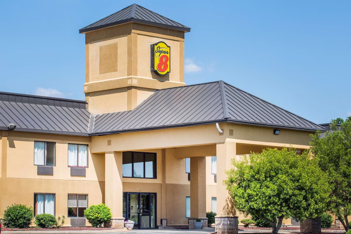 Super 8 by Wyndham Piedmont Greenville Area - Image 2