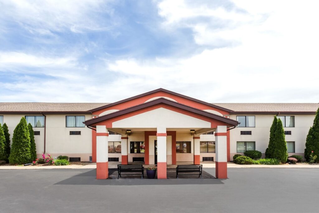 Super 8 by Wyndham Plymouth - Image 2