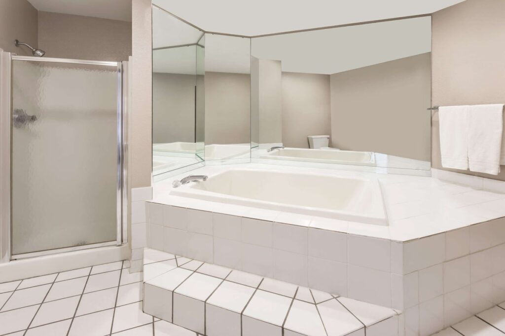 Super 8 by Wyndham Plymouth - Image 1