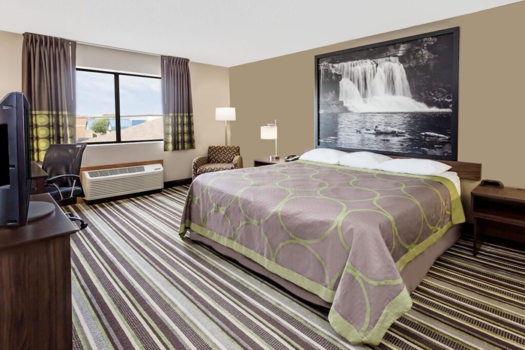 Super 8 by Wyndham Plymouth - Image 3