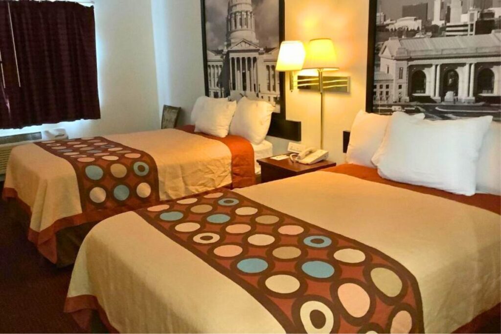 Super 8 by Wyndham Riverside/Kansas City - Image 2