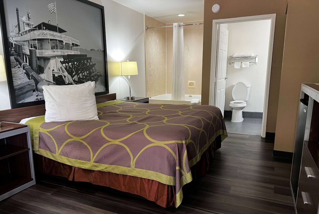 Super 8 by Wyndham Slidell - Image 3