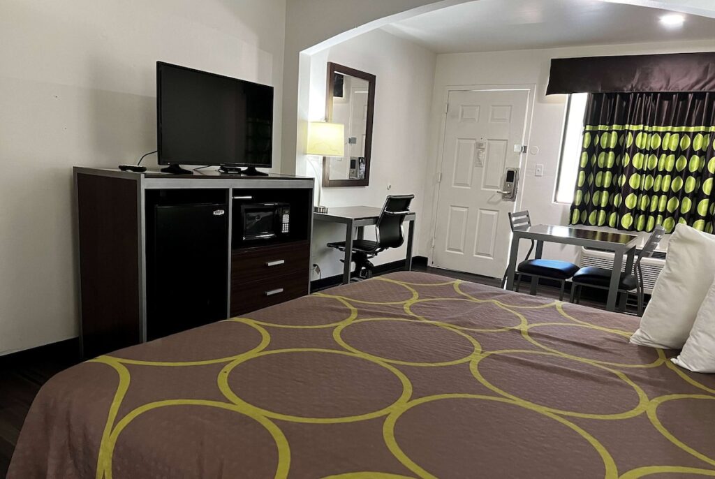 Super 8 by Wyndham Slidell - Image 4